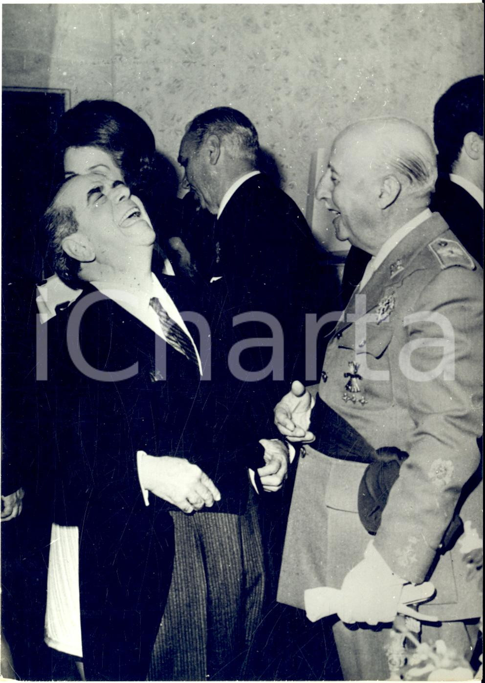 1970 ca MADRID Francisco FRANCO ride con lo scrittore Jesus PAVON - Foto 13x18