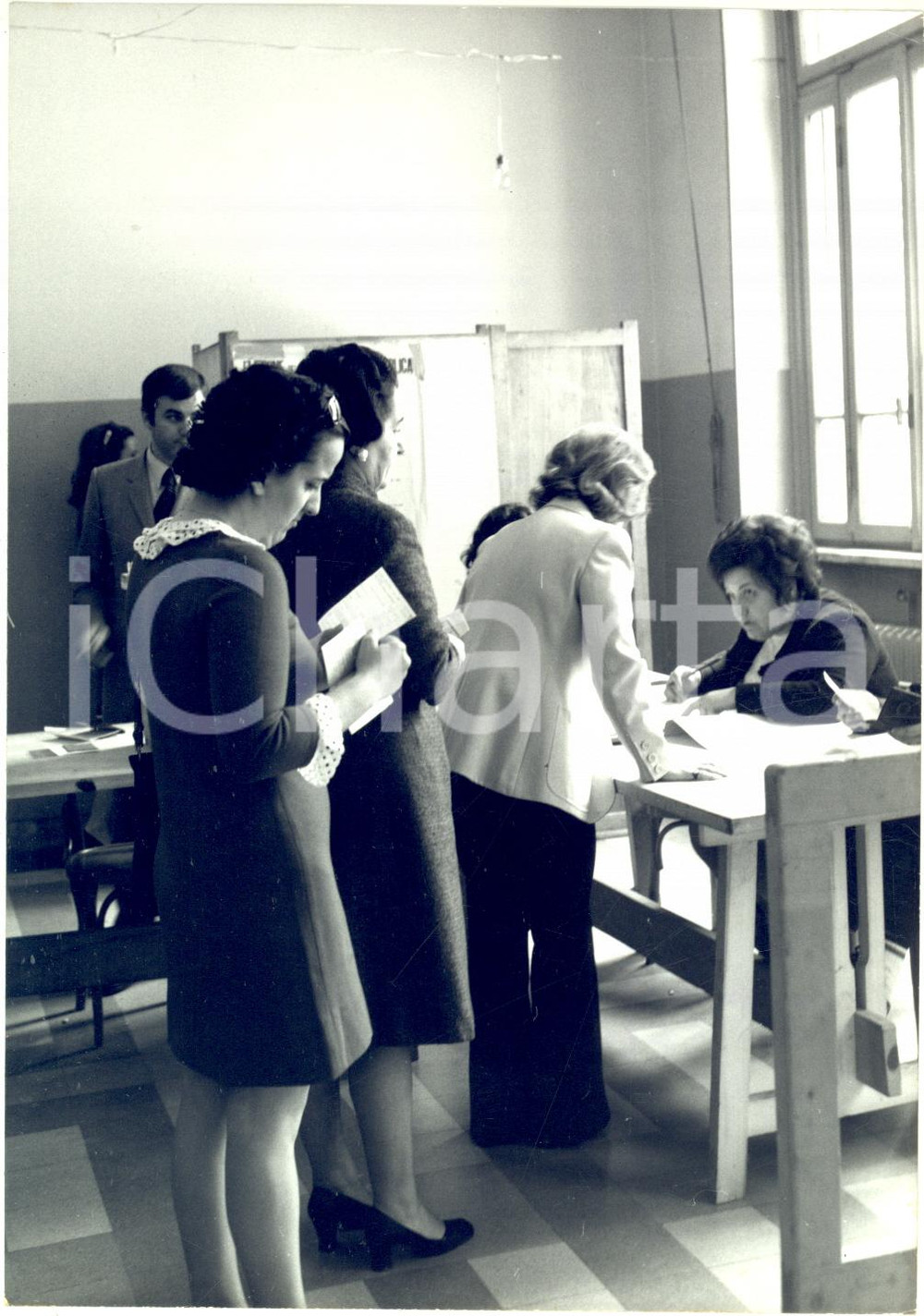 1972 MILANO Elezioni politiche - Cittadini alle urne - Foto COSTUME 13x18 cm