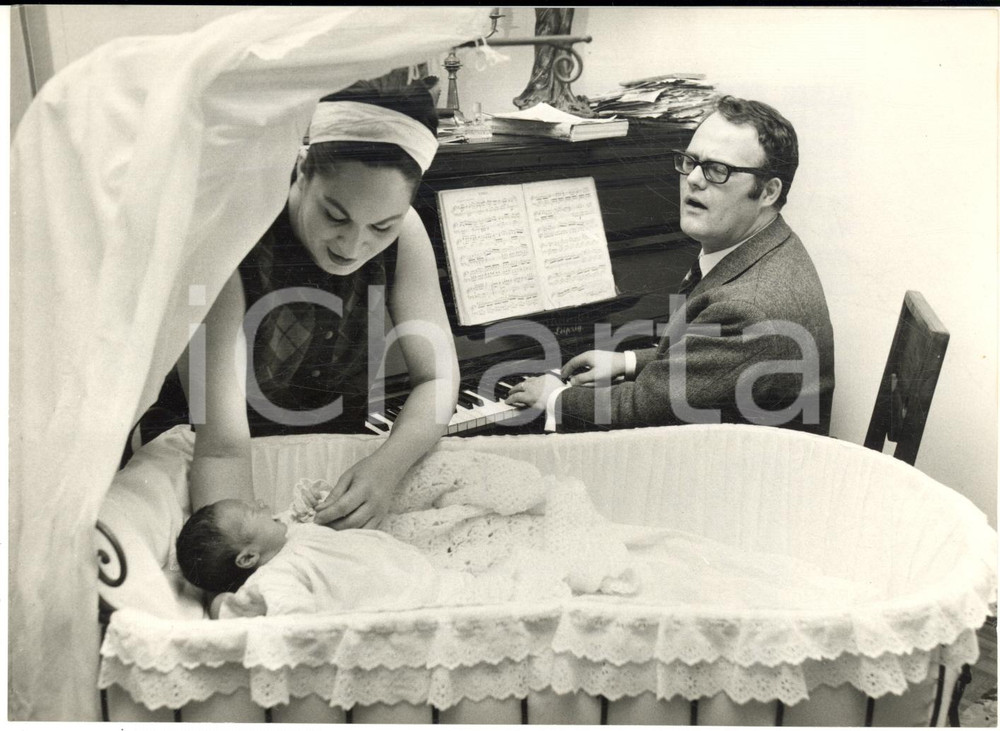 1968 MILANO Baritono Giuseppe ZECCHILLO e Nelia TETI con il figlio neonato *Foto