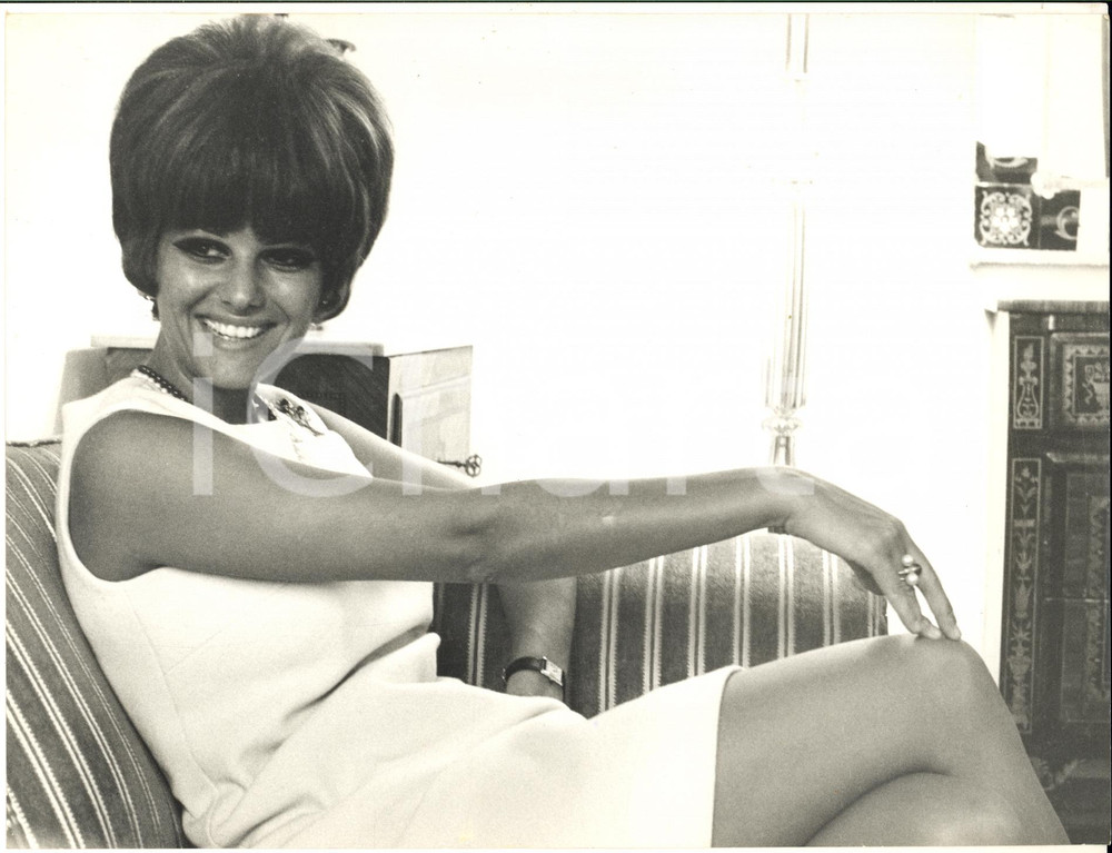 1967 MILANO Claudia CARDINALE alla presentazione di "Una rosa per tutti" - Foto