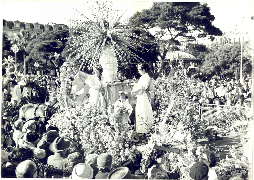 1961 CARNAVAL DE NICE Première bataille des fleurs sur le Quai des Etats-Unis