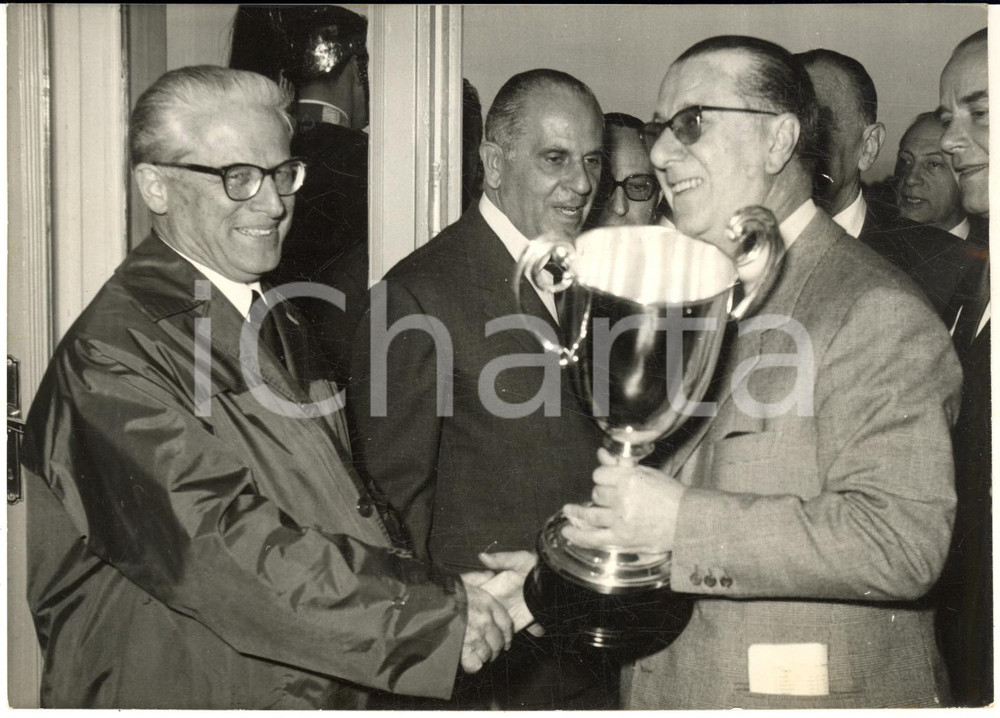 1959 ROMA IPPICA Giovanni GRONCHI premia Egidio VERGA proprietario di "Sedan" 