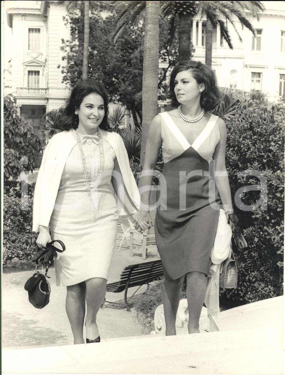 1965 NIZZA Promenade des Anglais - Rosanna SCHIAFFINO con la sorella Maria Pia