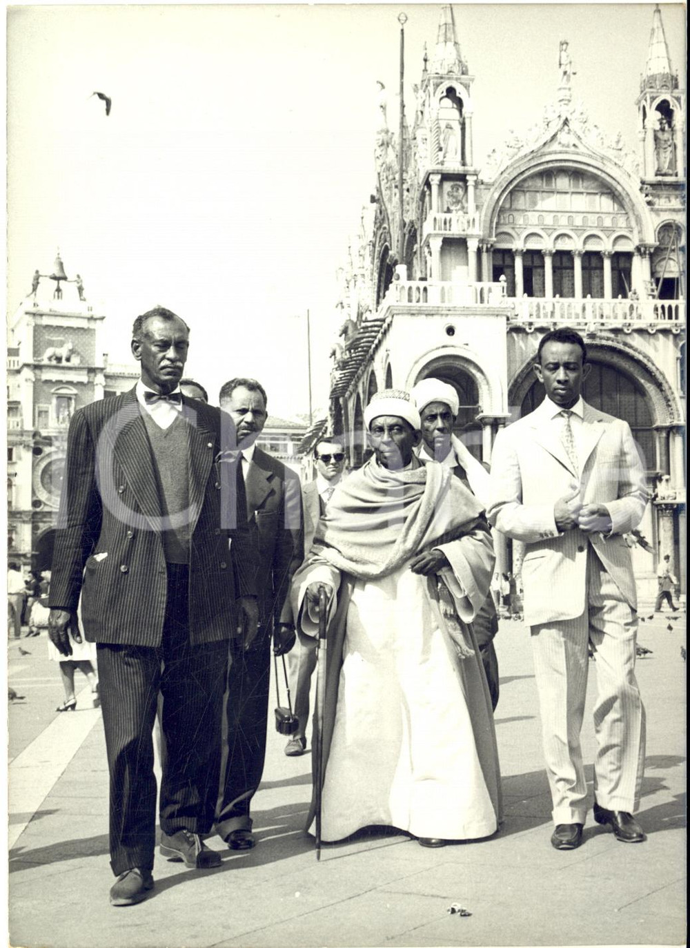 1960 ca VENEZIA Sayyid Ali AL-MIRGHANI del Sudan in Piazza San Marco *Foto