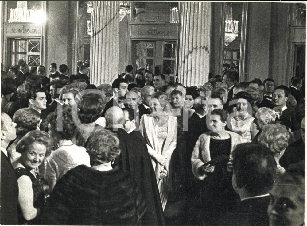 1961 MILANO Teatro alla Scala - Inaugurazione stagione lirica - Il foyer *Foto