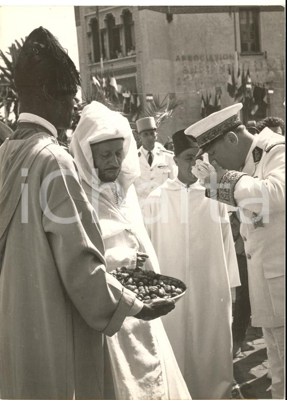 1954 CASABLANCA Francis LACOSTE reçoit offrande lait et dattes du Pacha *Photo