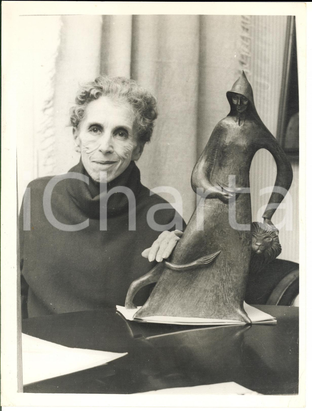 1961 s.l. Karen BLIXEN with a sculpture of her by artist Emile NORMAN - Photo