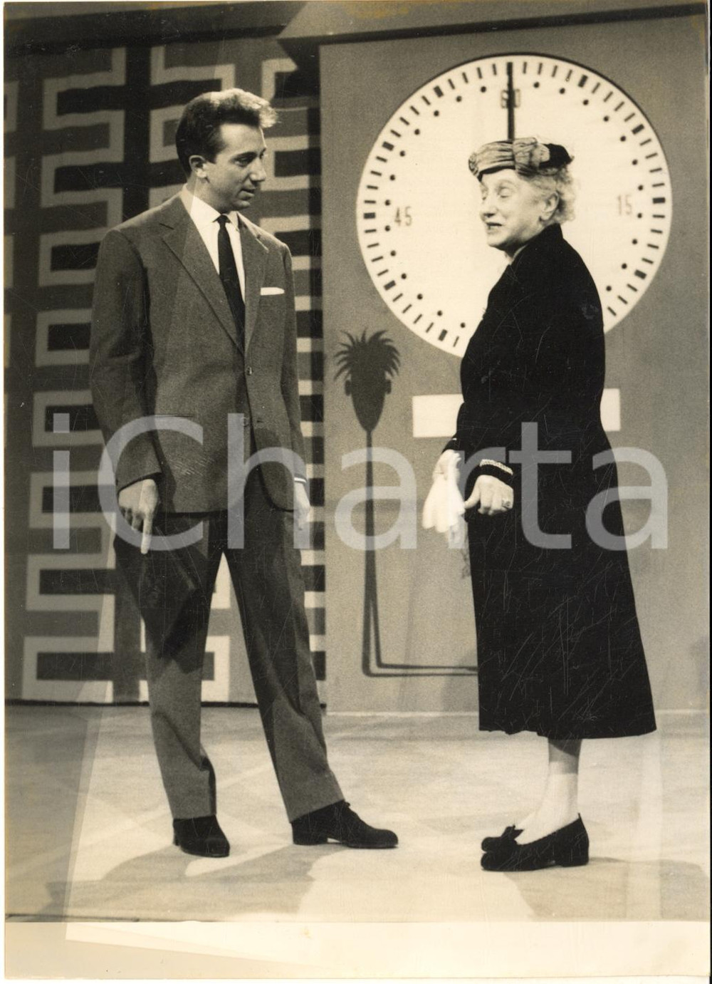 1956 LASCIA O RADDOPPIA? Mike BONGIORNO con la concorrente Teresita DE BARBIERI