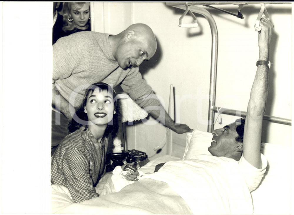 1957 NOVI LIGURE Gino BECHI ed Elsa MARTINELLI visitano Fausto COPPI in ospedale