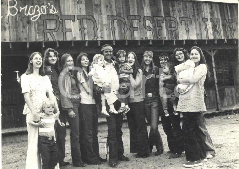 1975 GLEN CANYON (USA) Ex marine Alexander JOSEPH con 9 delle sue 13 mogli *Foto