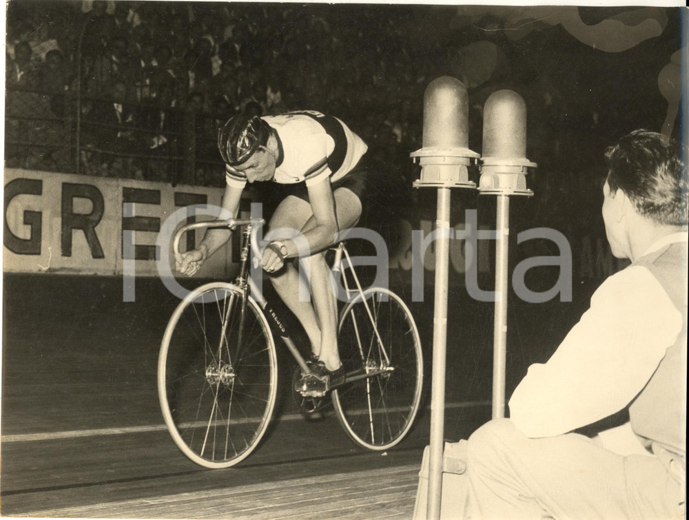1957 s.l. ITALIA CICLISMO SU PISTA Carlo SIMONIGH in gara - Foto 24x18 cm