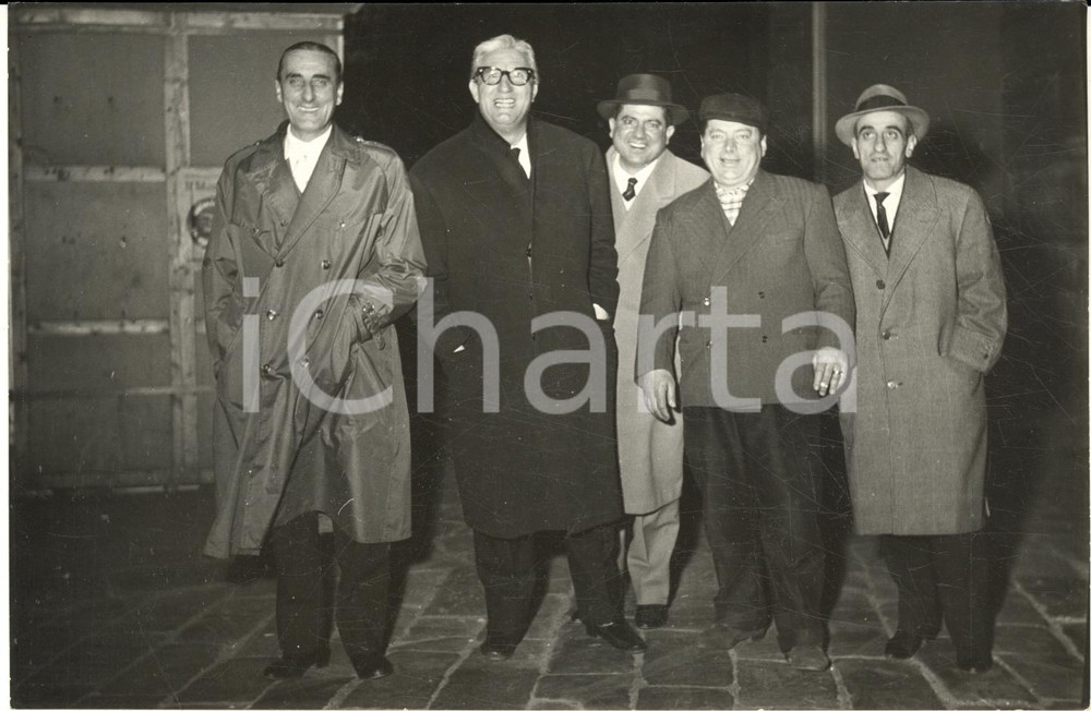 1959 GENOVA Piazza Fossatello - Mario CAROTENUTO a passeggio *Foto 18x12 cm