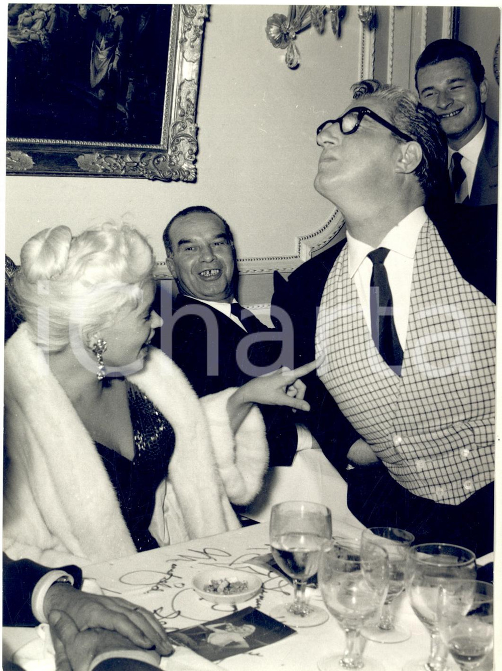 1957 MILANO Jayne MANSFIELD scherza con Mario CAROTENUTO in un locale - Foto
