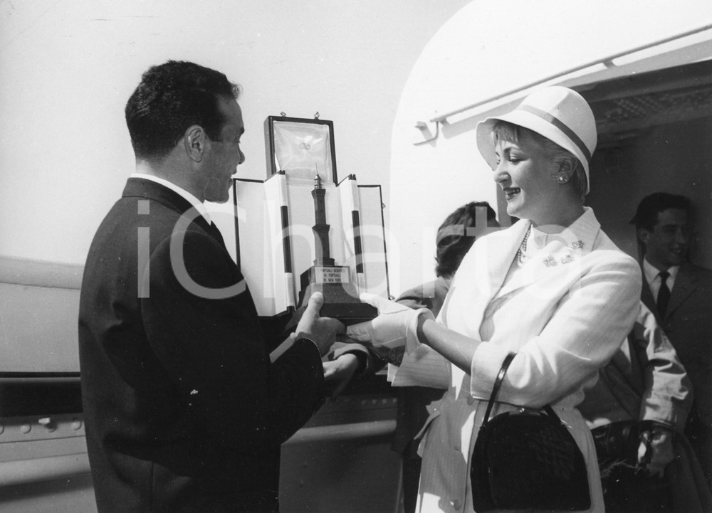 1955 GENOVA Partenza attrice Elena GIUSTI per gli USA - Omaggio portuali *Foto 1955Fotografia vintage rara d'epoca.Timbro archivio Publifoto Genova al verso.FORMATO: 24x18 cm CONDIZIONI: POOR (increspature al lato sinistro)ICHARTA mette in vendita le stampe vintage della collezione Publifoto Genova, per la maggior parte inedita o in tiratura di pochi esemplari. Si tratta di un'ottima opportunit&agrave; di investimento per i collezionisti di fotografie d'epoca.    originale e autentica 1