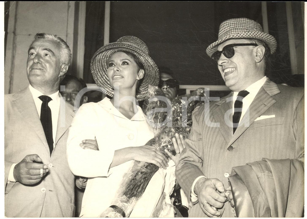 1960 ROMA Arrivo Sophia LOREN e Carlo PONTI accolti da Vittorio DE SICA *Foto