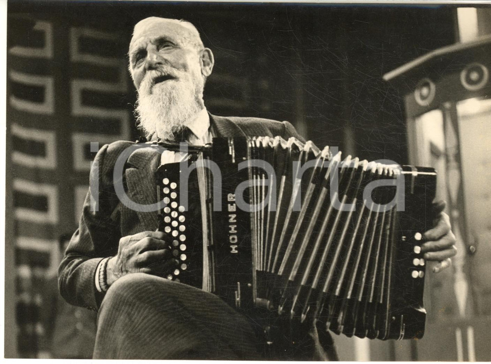 1958 MILANO "LASCIA O RADDOPPIA?" Esibizione di Attilio ZULIANI alla fisarmonica