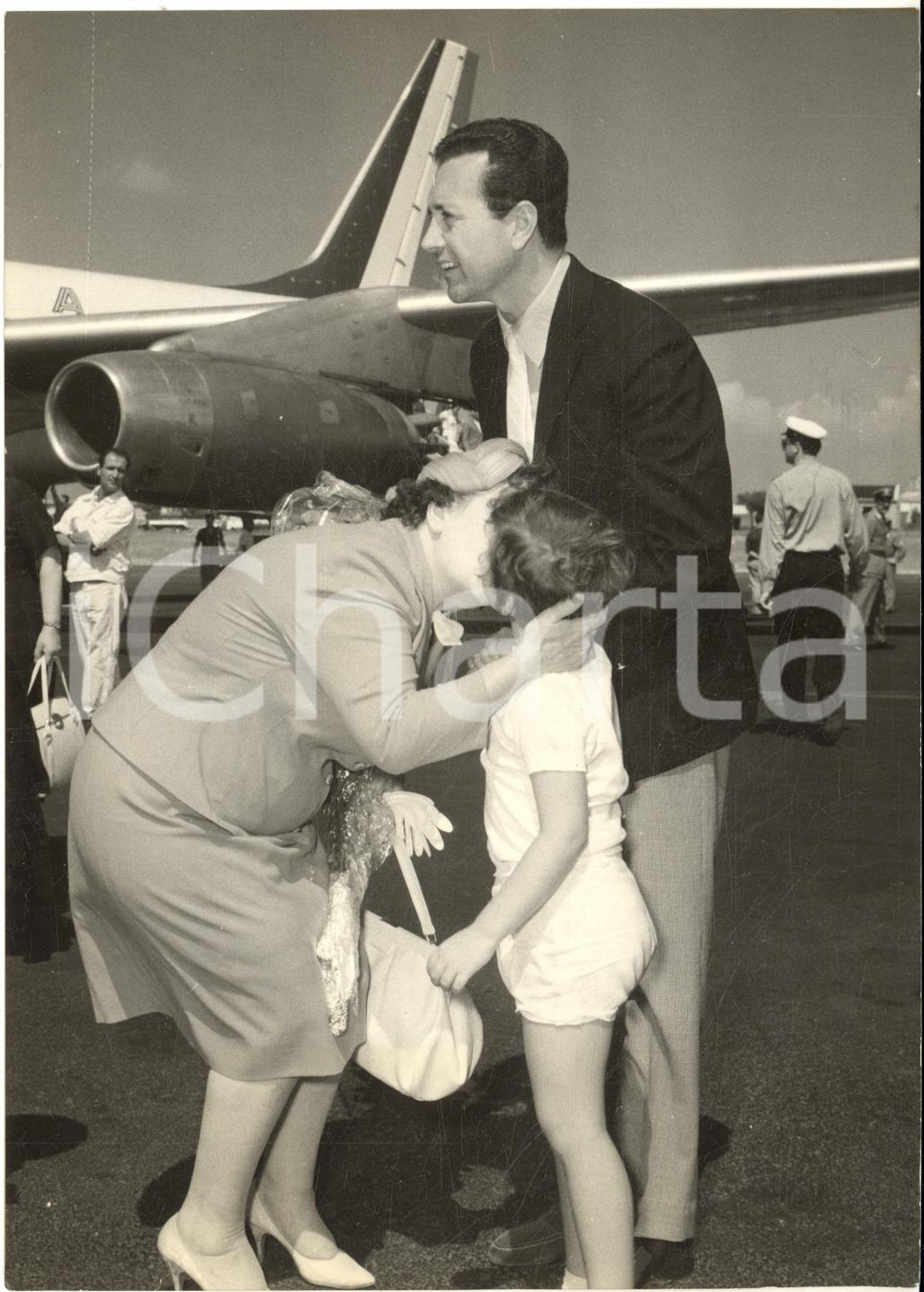 1960 ROMA Vic DAMONE con il figlio Perry accoglie i nonni - Foto 13x18 cm