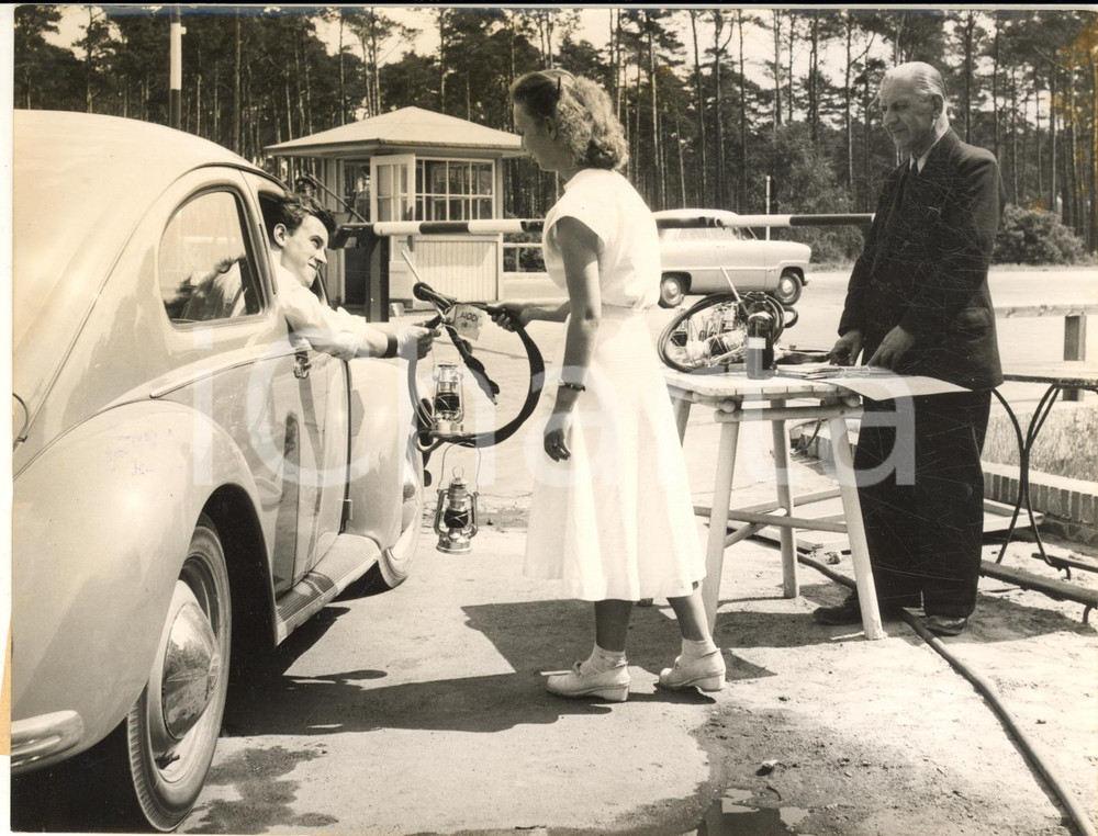 1953 WEST GERMANY Check point on the border - Driver at "Emergency Service" shop