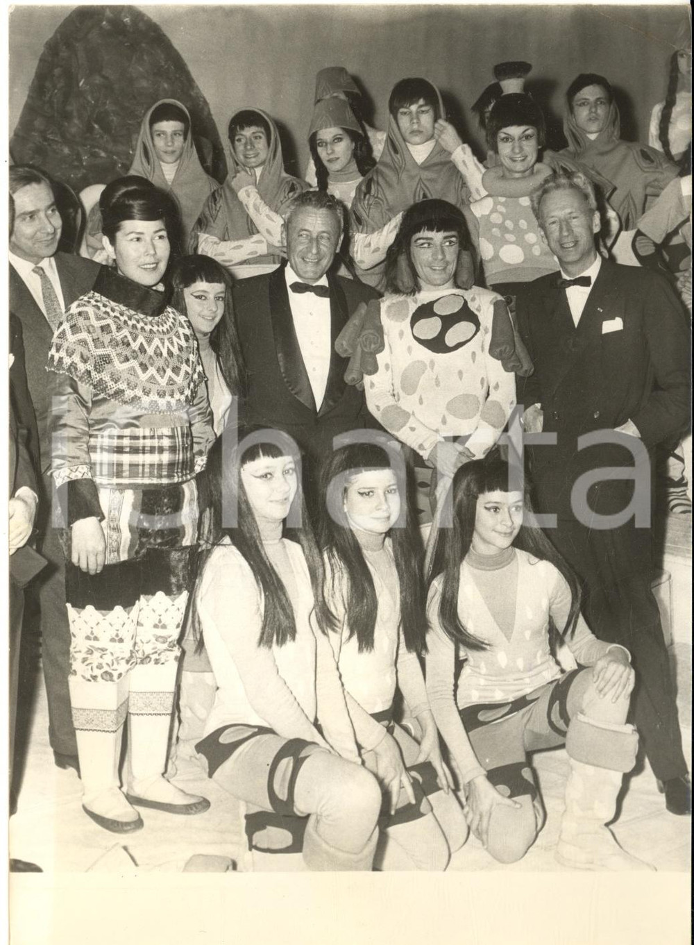 1960 PARIS OPERA Eyvind BARTELS ambassadeur Danemark avec le ballet groenlandais