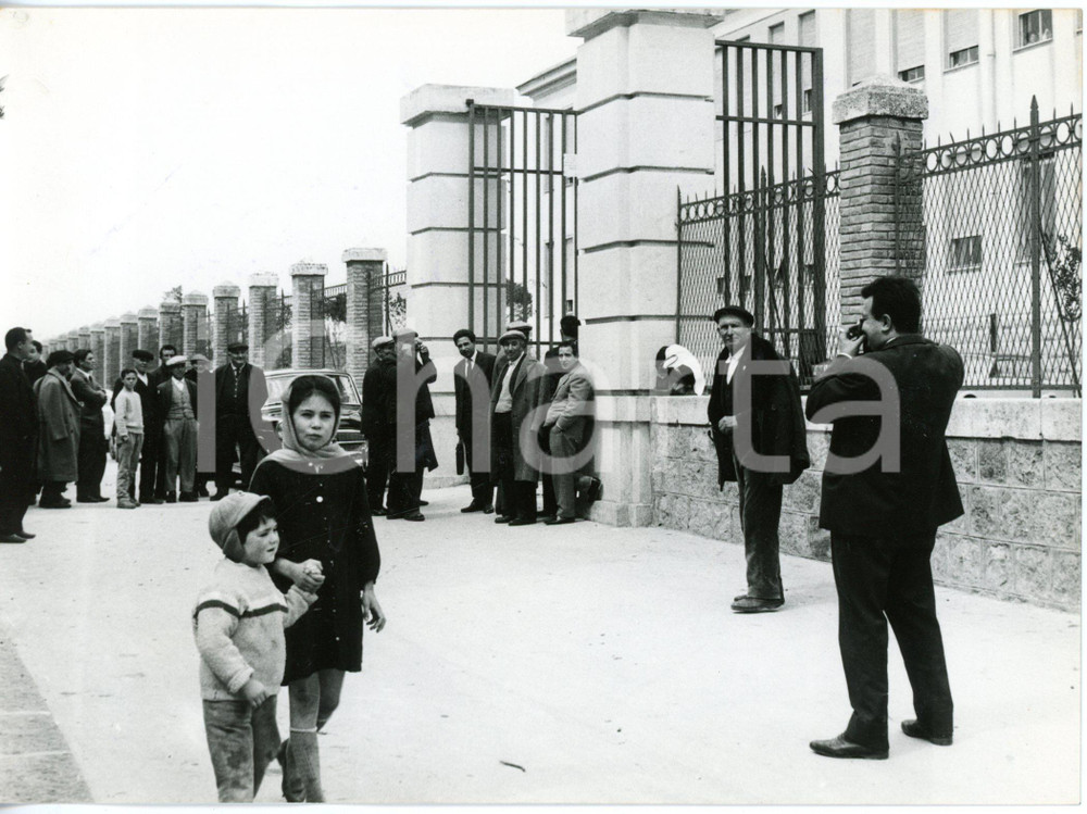 1962 MAZZARINO Folla davanti all'ospedale per interrogatorio Giovanni STUPPIA