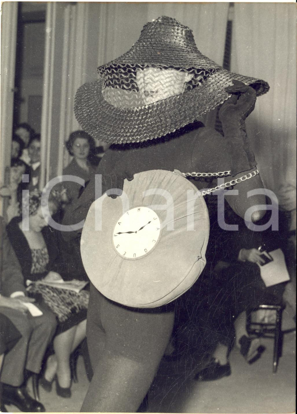 1955 PARIS MODE Maison Jacques FATH - Mannequin avec sac-horloge - Photo 13x18