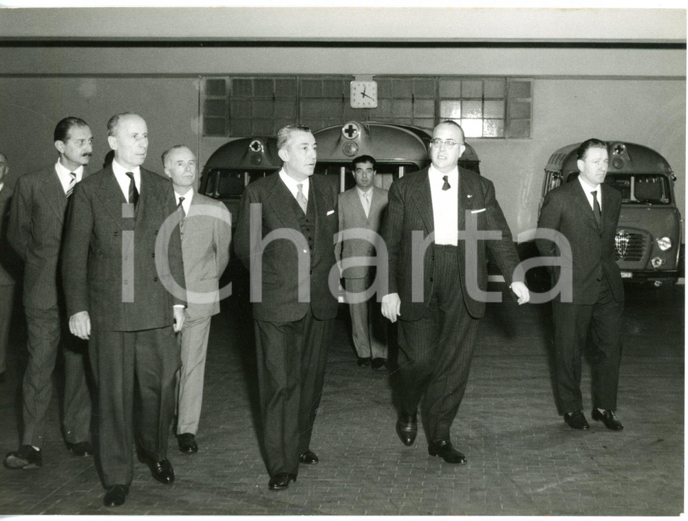 1958 MILANO Il prefetto Angelo VICARI visita la sede della Croce Rossa *Foto