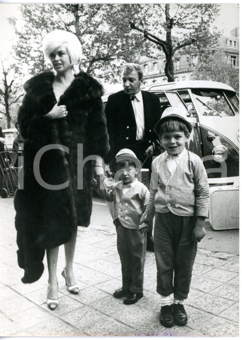1963 PARIS Jayne MANSFIELD con i figli Miklos e Zoltan HARGITAY *Foto 13x18