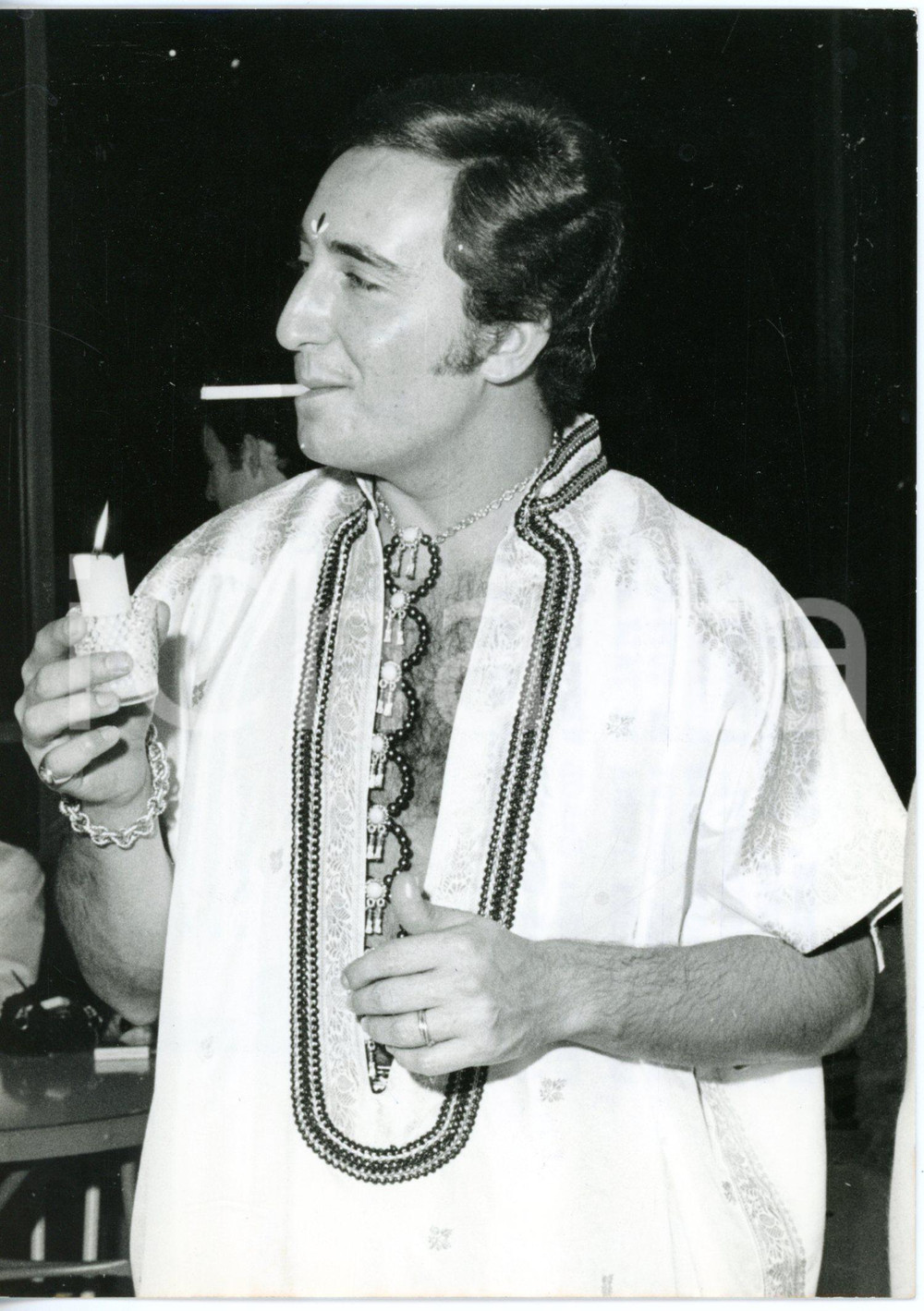 1968 USA Errol WETSON accende una sigaretta durante la sua festa *Foto 12x17
