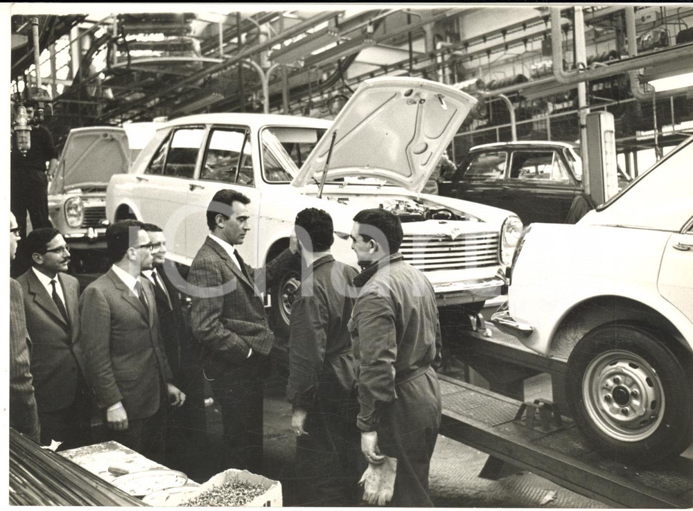 1964 MILANO Stabilimento INNOCENTI - Walter CHIARI in visita dopo acquisto IM3