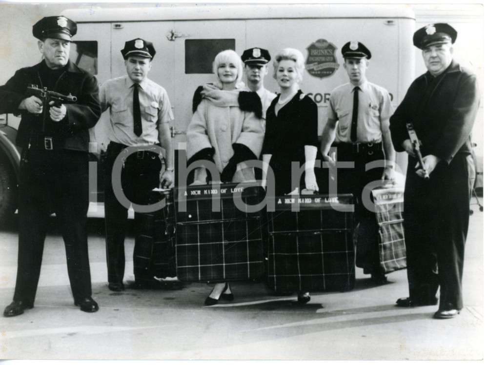 1963 HOLLYWOOD - Joanne WOODWARD ed Eva GABOR scortate verso gli studi Paramount