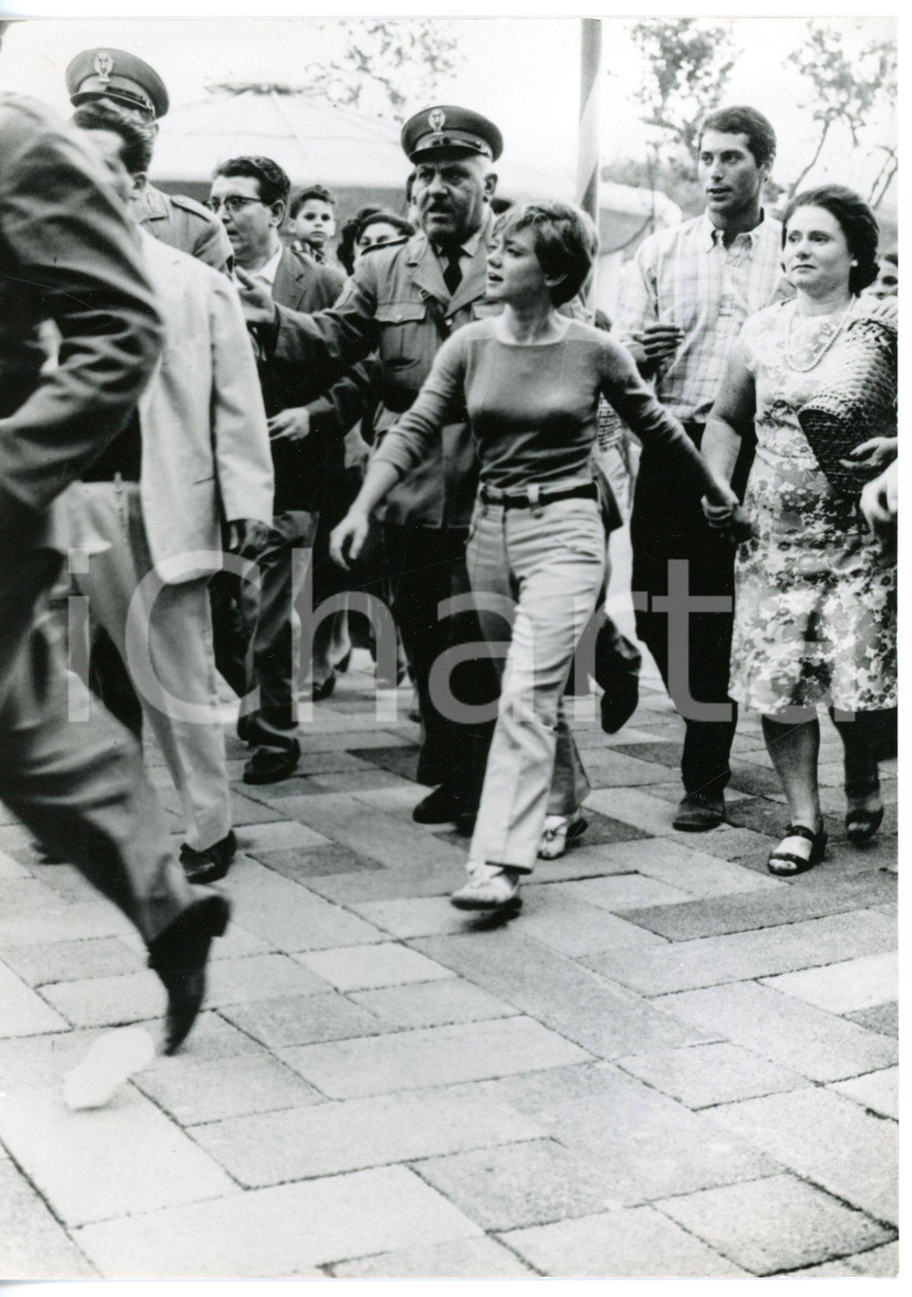 1966 NAPOLI Rita PAVONE scortata dagli agenti dopo l'assedio della folla *Foto