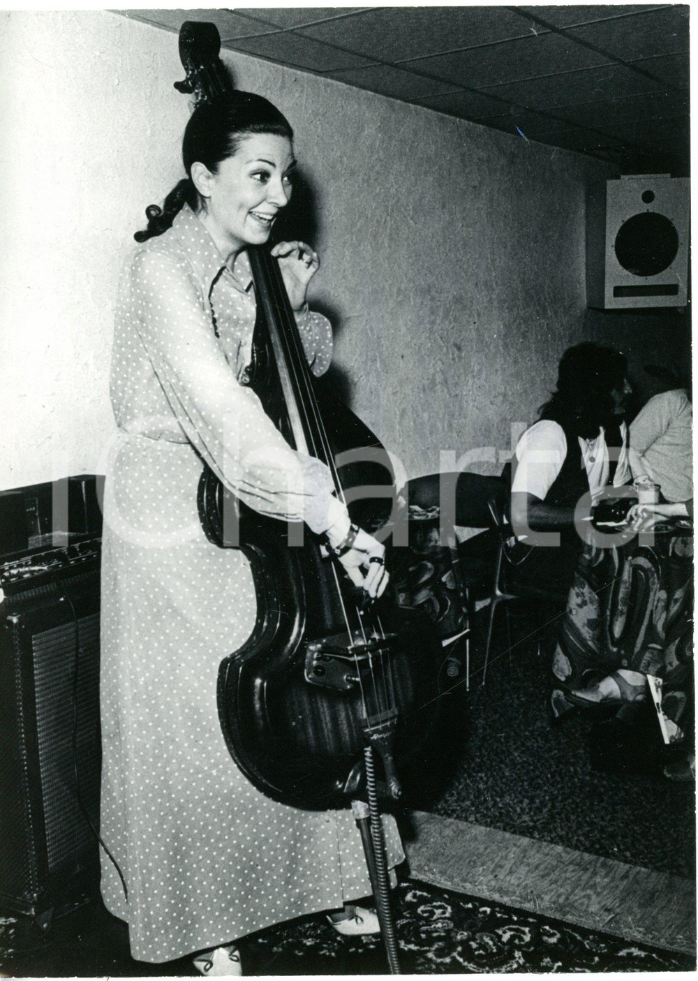 1965 ca PHILADELPHIA (Pennsylvania) Soprano Anna MOFFO suona il contrabbasso 