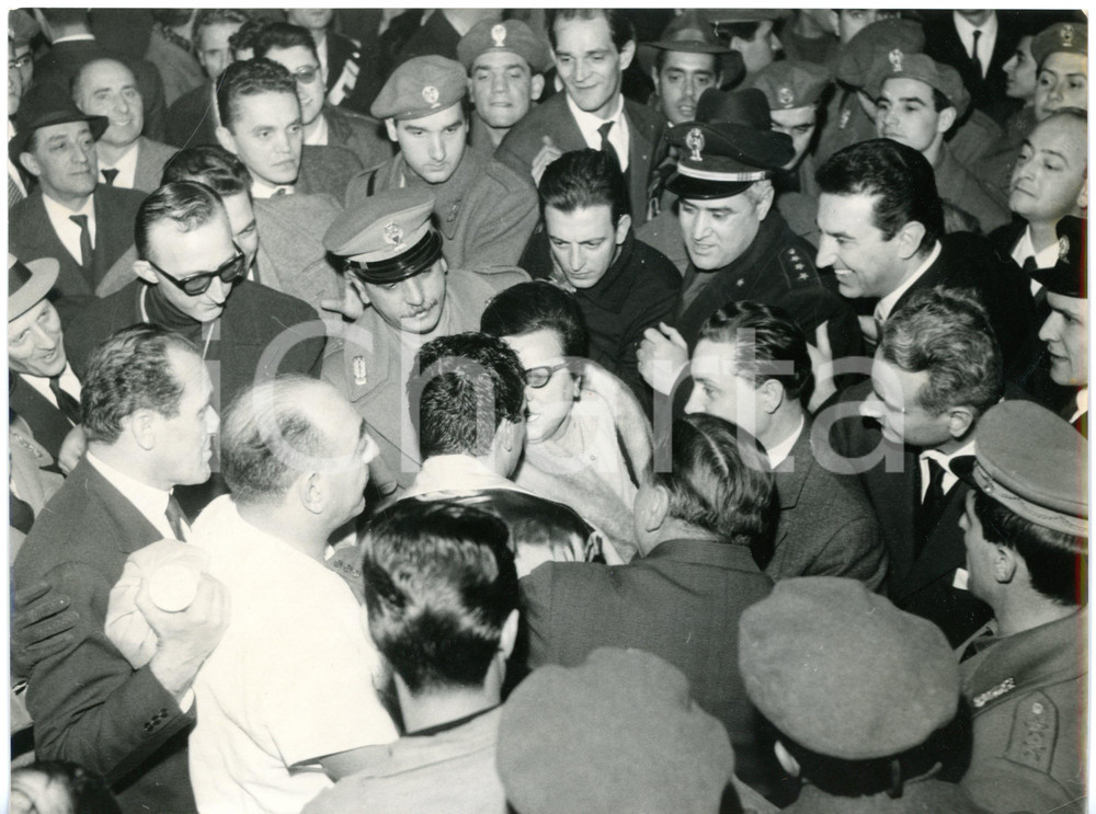 1962  MILANO - BOXE Duilio LOI con la madre dopo la vittoria con Eddie PERKINS