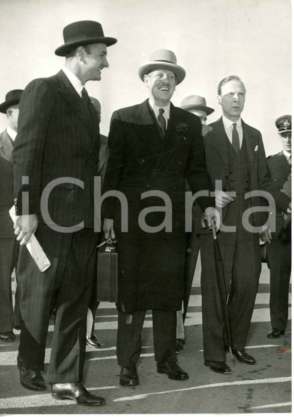 1953 ROMA - Ambasciatore Ashley CLARKE arriva all'aeroporto di Ciampino *Foto