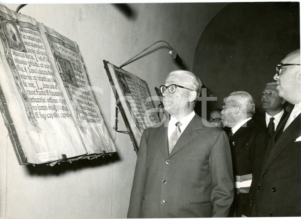 1959 L'AQUILA Museo Nazionale Abruzzese - Giovanni GRONCHI in visita ufficiale   Fotografia d'epoca con didascalia dattiloscritta coeva.   CONDIZIONI: G ( ma aloni in trasparenza, piegature all'angolo superiore destro) FORMATO: 18x13 cm     originale e autentica 1