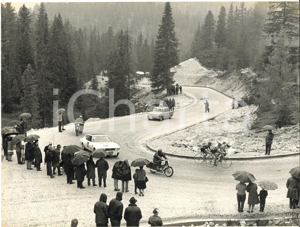 1967 CICLISMO GIRO D'ITALIA Tre Cime di LAVAREDO - Eddy MERCKX in testa - Foto Fotografia d'epoca con didascalia coeva.  CONDIZIONI: G (ma lieve macchia centrale)FORMATO: 24x18 cm     originale e autentica 1