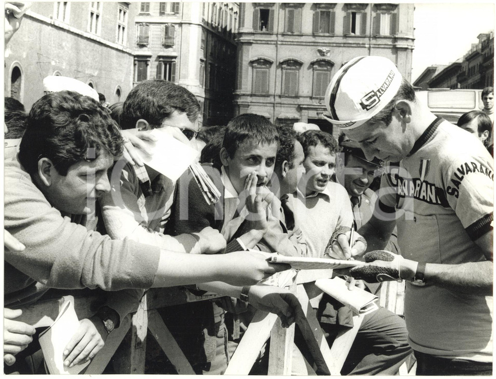 1967 CICLISMO GIRO D'ITALIA Tappa ROMA-NAPOLI Felice GIMONDI concede autografi