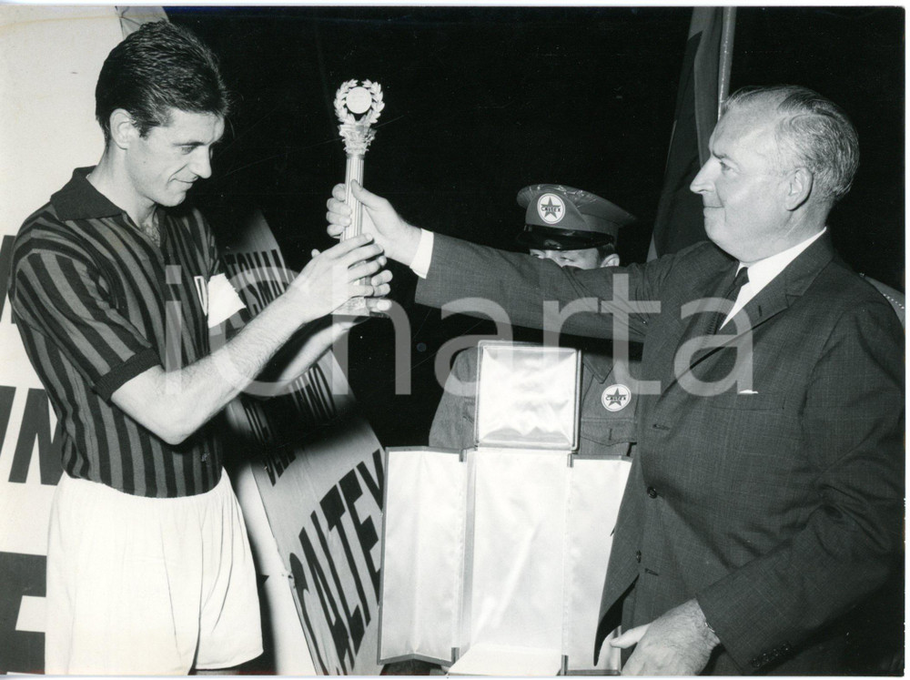 1962 CALCIO MILAN - Capitano Cesare MALDINI ritira il premio "Petrol-Caltex"  Fotografia d'epoca con didascalia dattiloscritta coeva. CONDIZIONI: G (ma minima brunitura all'angolo superiore sinistro) FORMATO: 18x13 cm     originale e autentica 1