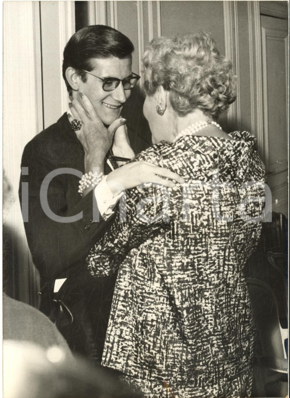 1959 PARIS Presentazione collezione DIOR - Yves SAINT LAURENT con una cliente