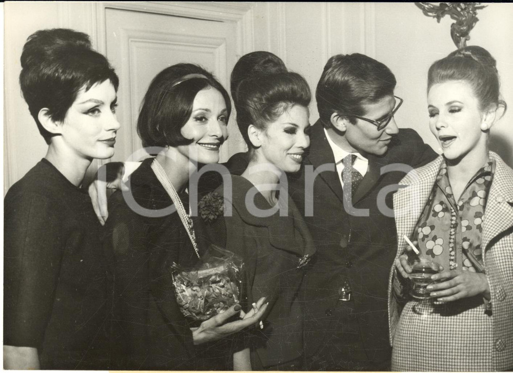 1959 PARIS Yves SAINT LAURENT tra le modelle della Maison DIOR *Foto 18x13