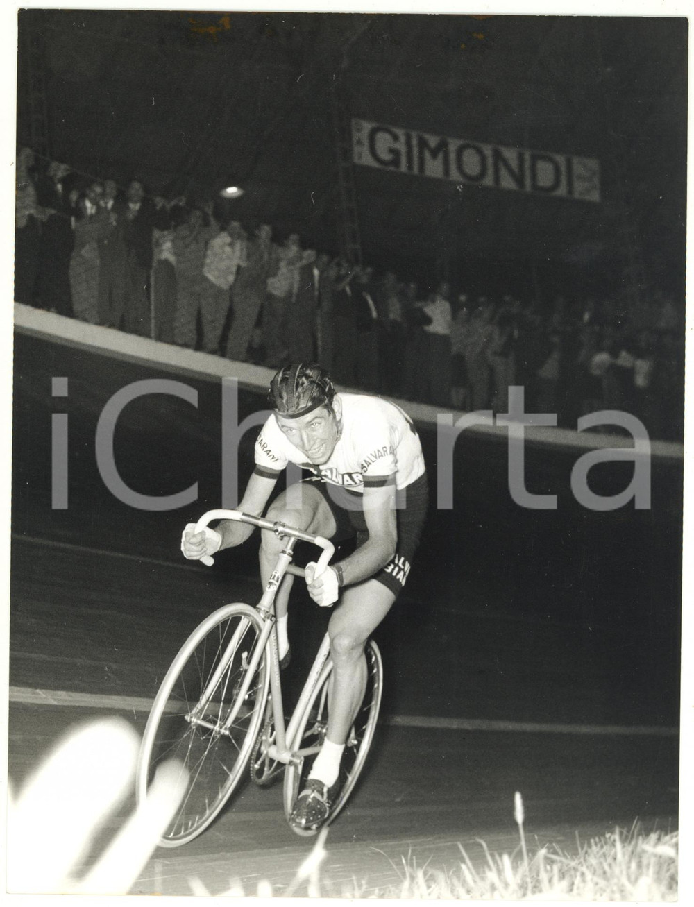 1967 MILANO CICLISMO Omnium Italia-Francia - Felice GIMONDI in gara *Foto  Fotografia d'epoca con didascalia coeva al verso.    CONDIZIONI: G (ma minima piegatura all'angolo inferiore sinistro) FORMATO: 18x24 cm     originale e autentica 1