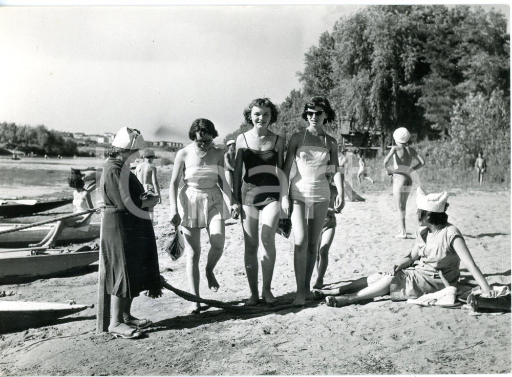 1956 TORINO Ferragosto - Bagnanti in costume sulla riva del fiume Po *Foto 18x13