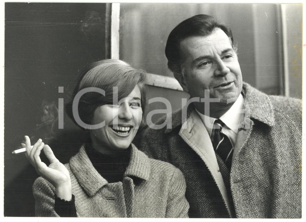 1965 MILANO Giulia LAZZARINI e Gabriele FERZETTI nel cast de "La Maestrina" Foto