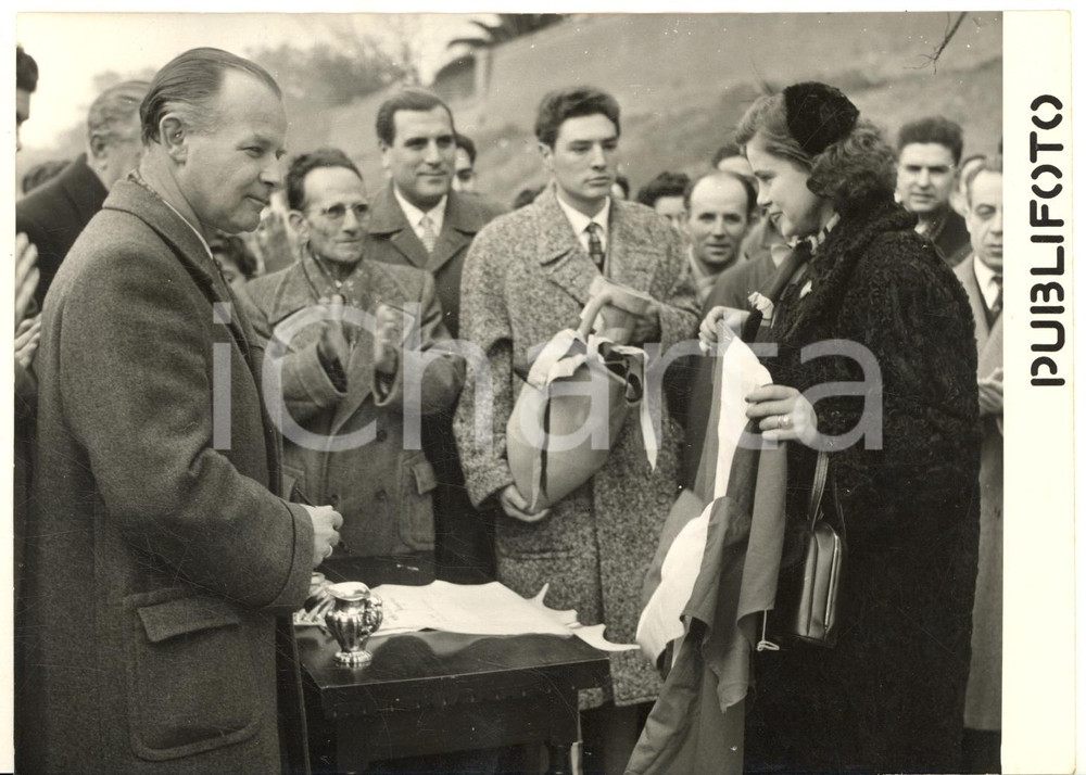 1953 ROMA Prelievo acqua dal Tevere per viaggio liceo "Torricelli" a Vienna *Foto