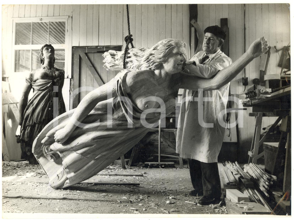 1957 FARNHAM Arthur LEVISON sculpting the figurehead for the clipper Cutty Sark