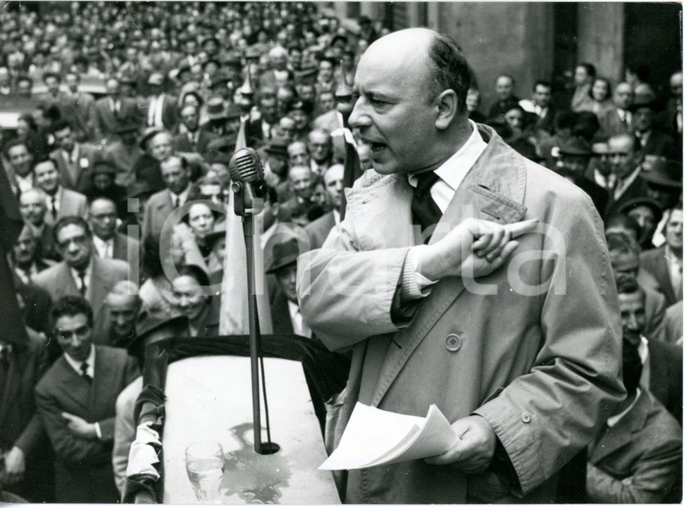 1957 MILANO Piazza Mercanti - Gian Carlo PAJETTA alla festa della Liberazione