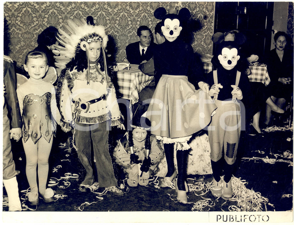 1960 ca GENOVA CARNEVALE - Festa per famiglie con bambini in maschera *Foto