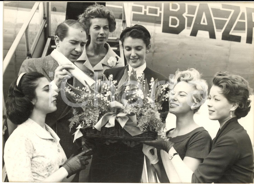 1957 PARIS ORLY Henri DECKER avec le muguet français pour sa femme  - Photo