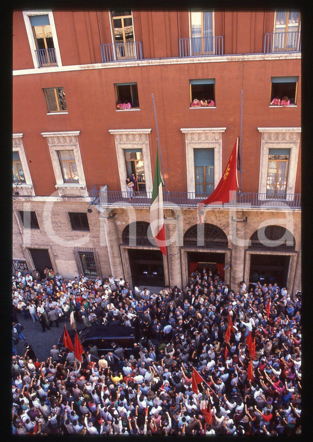 35mm vintage slide* 1990 ROMA Camera ardente Gian Carlo PAJETTA in sede PCI (6)