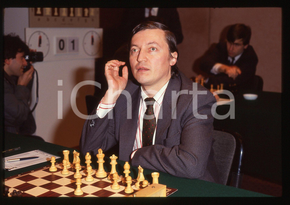 35mm vintage slide* 1985 ca SCACCHI Anatolij Karpov - Ritratto (3)  Diapositiva d'epoca, in formato 35 mm.  CONDIZIONI: GOOD Tutti i diritti riservati.E' severamente vietata la riproduzione. ICharta mette in vendita, sul negozio eBay e in esclusiva sul sito "icharta" il proprio archivio composto da numerose diapositive e negativi fotografici d'epoca, tutti originali e autentici, che attraversano la storia del costume italiano tra gli la fine degli anni Sessanta e Novanta.Si tratta di uno sguardo inedito sull'attualit&agrave;, la politica, la vita quotidiana, il gossip e la cultura, che fotografa il cambiamento della nazione in quest'ultimo scorcio del XX secolo. Un'occasione unica per il mercato del collezionismo, che vede finalmente disponibile un archivio eccezionale per vastit&agrave;, tematiche e condizioni, in un settore (il negativo fotografico e la diapositiva) di assoluta novit&agrave; e dalle interessanti prospettive di investimento.New layer...  originale e autentica 1